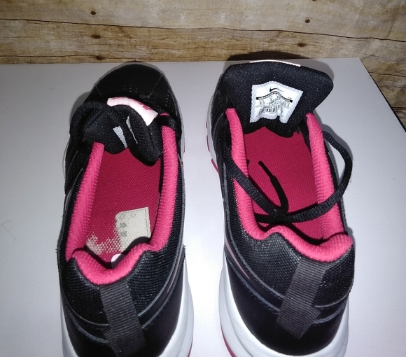 Nike T-Lite XL back and Pink athletic sneaker - Picture 4 of 7